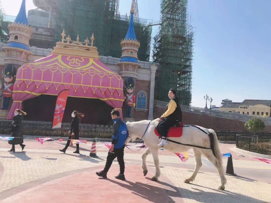 The Spring Festival hit Valentine's day and met love in the fairy tale world
